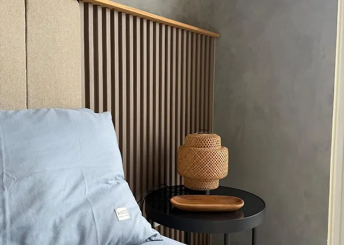 Cozy Near Business Park With View Balcony, Pool, Netflix-ready Smart Tv *