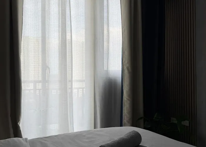 Cozy Near Business Park With View Balcony, Pool, Netflix-ready Smart Tv *